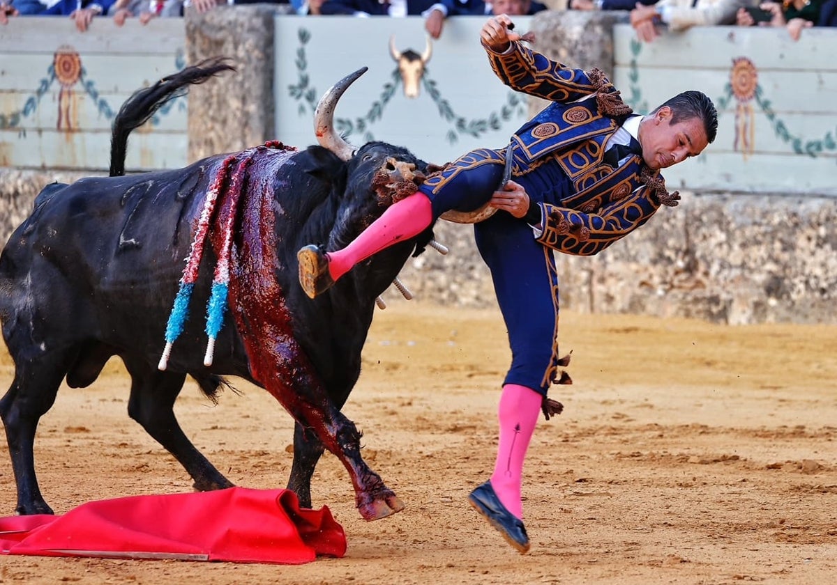 José María Manzanares fue cogido, aparentemente sin consecuencias, por el segundo de la tarde