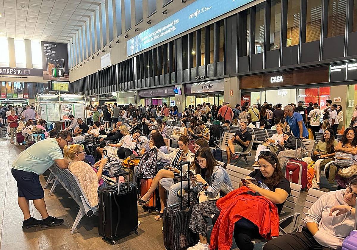 Multitud de pasajeros esperan la reanudación de la línea del AVE