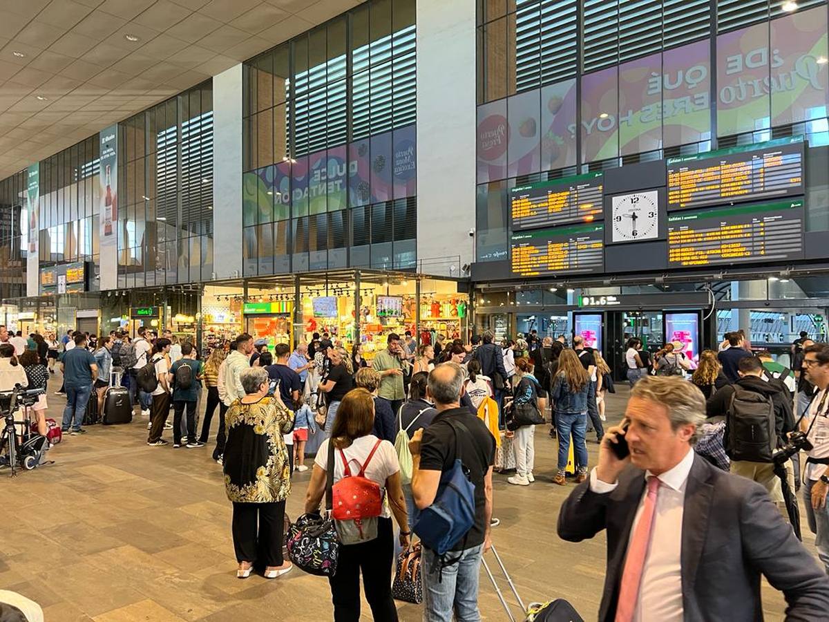 Pasajeros esperando en Santa Justa la reanudación de las líneas