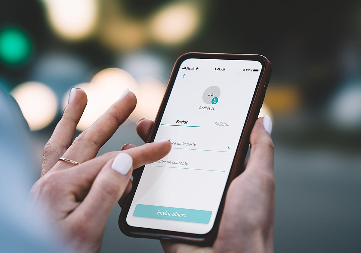 Imagen de una persona enviando dinero por Bizum