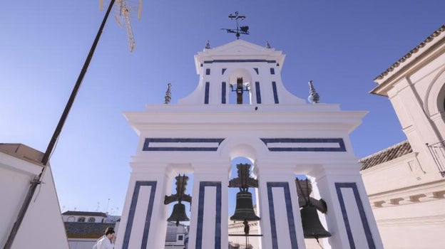 Vista de la espadaña restaurada de la iglesia de Santiago