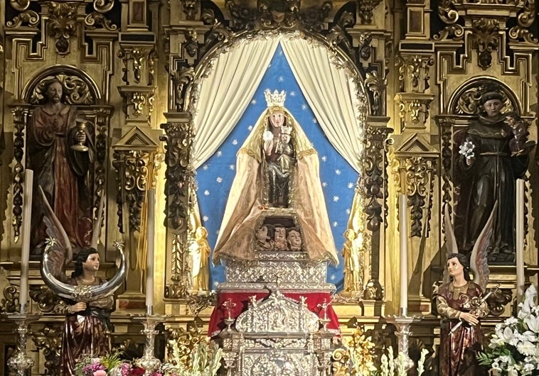 La Virgen de Valme en su Capilla de la parroquia de Santa Mª Magdalena, vestida de forma especial por el Año Jubilar