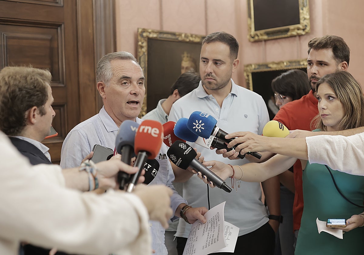 Juan Bueno atiende a los medios en Sevilla