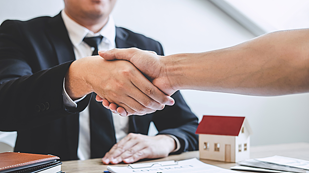 Imagen de dos personas dándose la mano para acordar un aval hipotecario