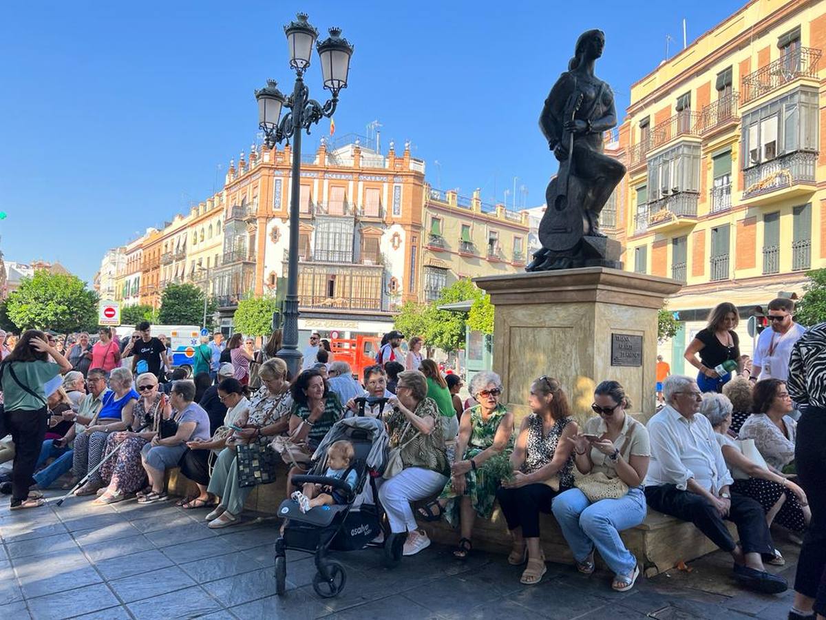 El último adiós a María Jiménez desde el Ayuntamiento de Sevilla hasta la parroquia de Santa Ana en Triana