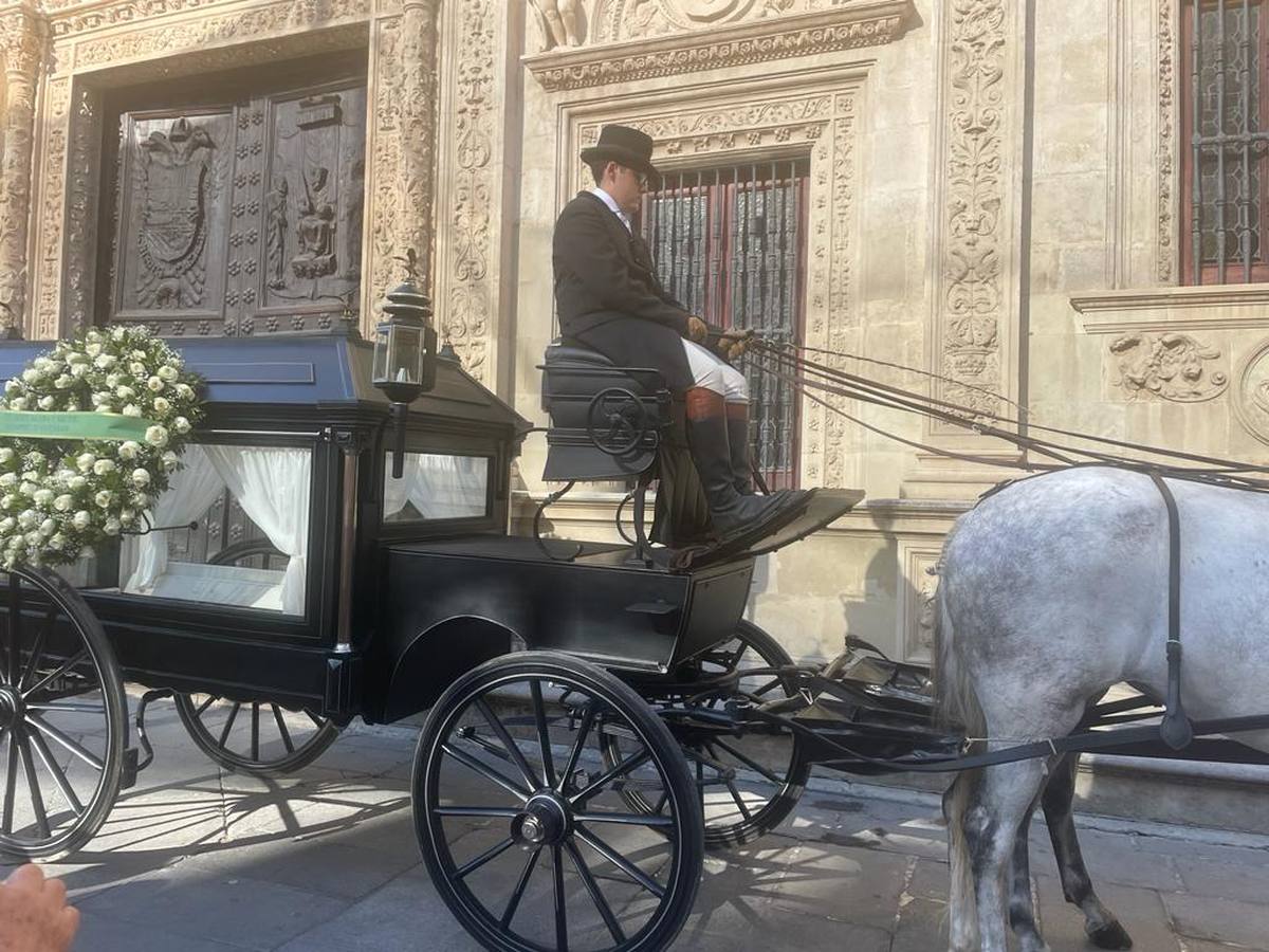 El último adiós a María Jiménez desde el Ayuntamiento de Sevilla hasta la parroquia de Santa Ana en Triana