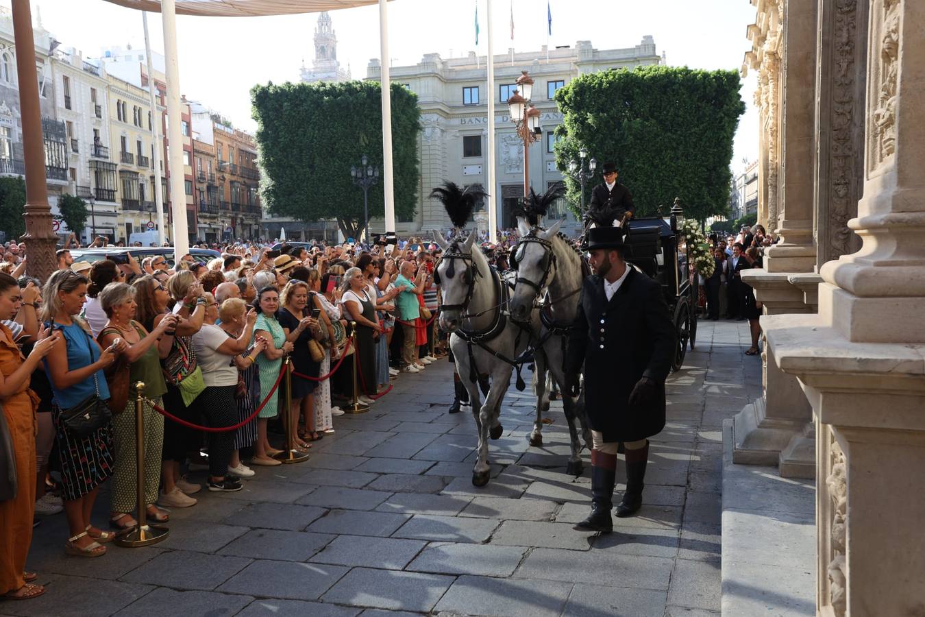 El último adiós a María Jiménez desde el Ayuntamiento de Sevilla hasta la parroquia de Santa Ana en Triana