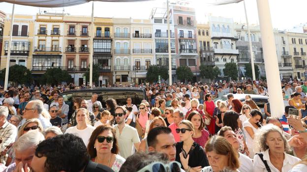 En vídeo: así ha sido el cortejo fúnebre de María Jiménez en coche de caballos por Sevilla