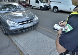 La Policía Local de Sevilla lleva meses gestionando las multas «a papel y boli»