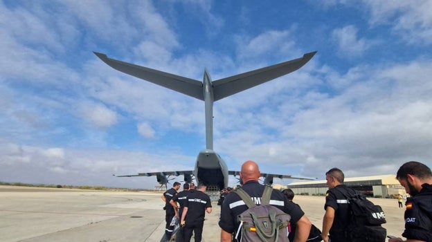 Los militares que participarán en labores de ayuda en Marruecos, a punto de entrar en la panza del avión militar de transporte de carga A400M en la base de Zaragoza