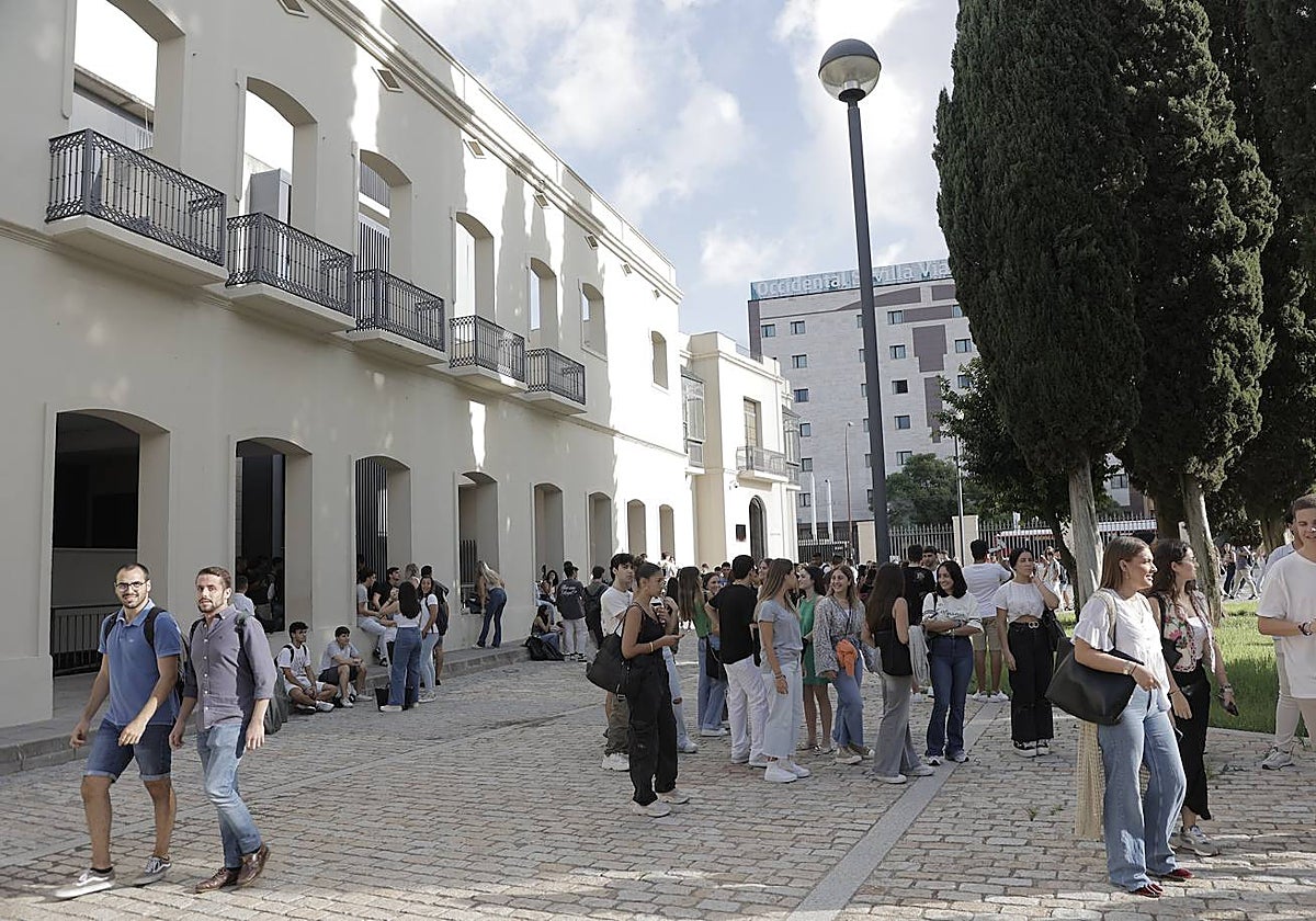 Alumnos en el primer día de clases en la Universidad de Sevilla
