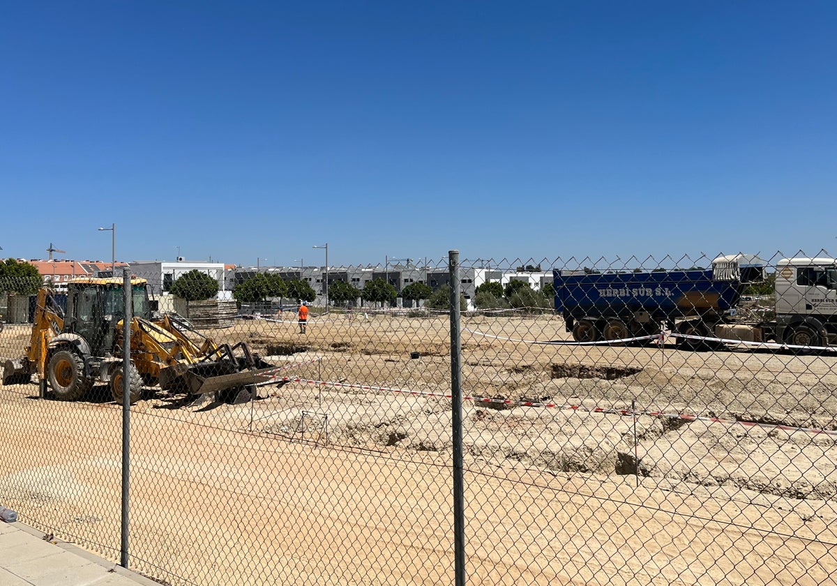 Obra de construcción del nuevo supermercado Lidl en la zona de Entrenúcleos