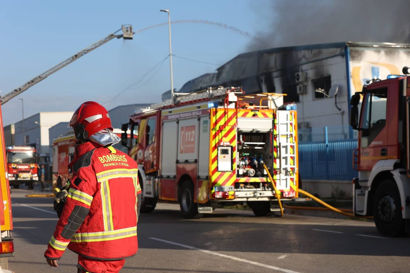 Incendio en una fábrica de pinturas ubicada en el polígono industrial Los Espartales, cerca del aeropuerto