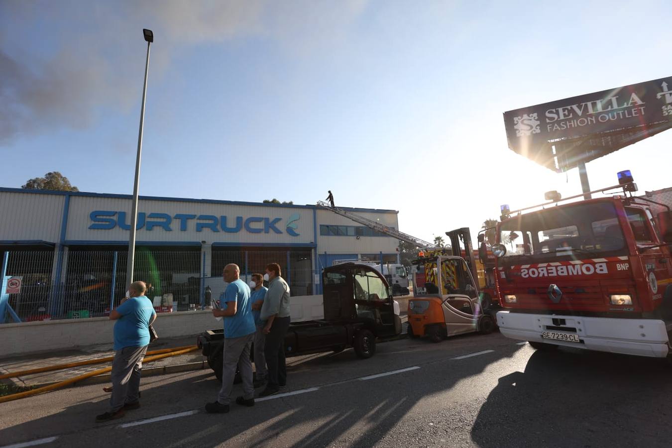 Incendio en una fábrica de pinturas ubicada en el polígono industrial Los Espartales, cerca del aeropuerto
