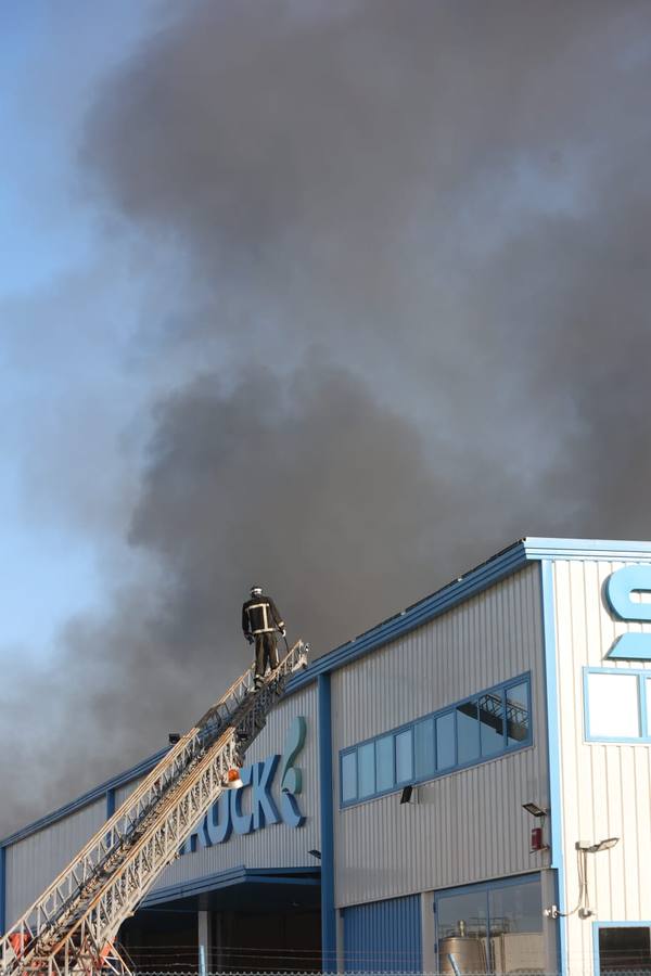 Incendio en una fábrica de pinturas ubicada en el polígono industrial Los Espartales, cerca del aeropuerto