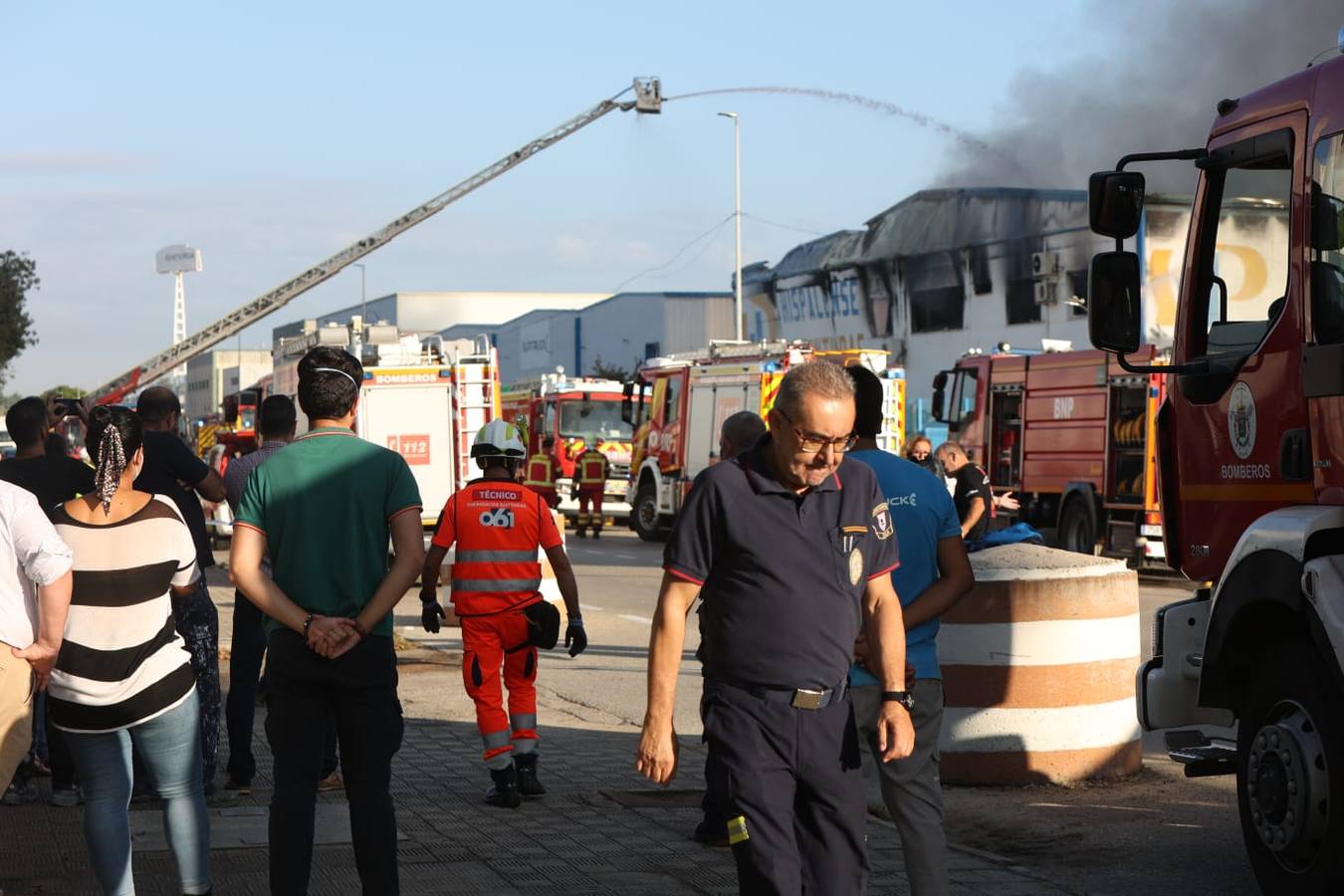Incendio en una fábrica de pinturas ubicada en el polígono industrial Los Espartales, cerca del aeropuerto