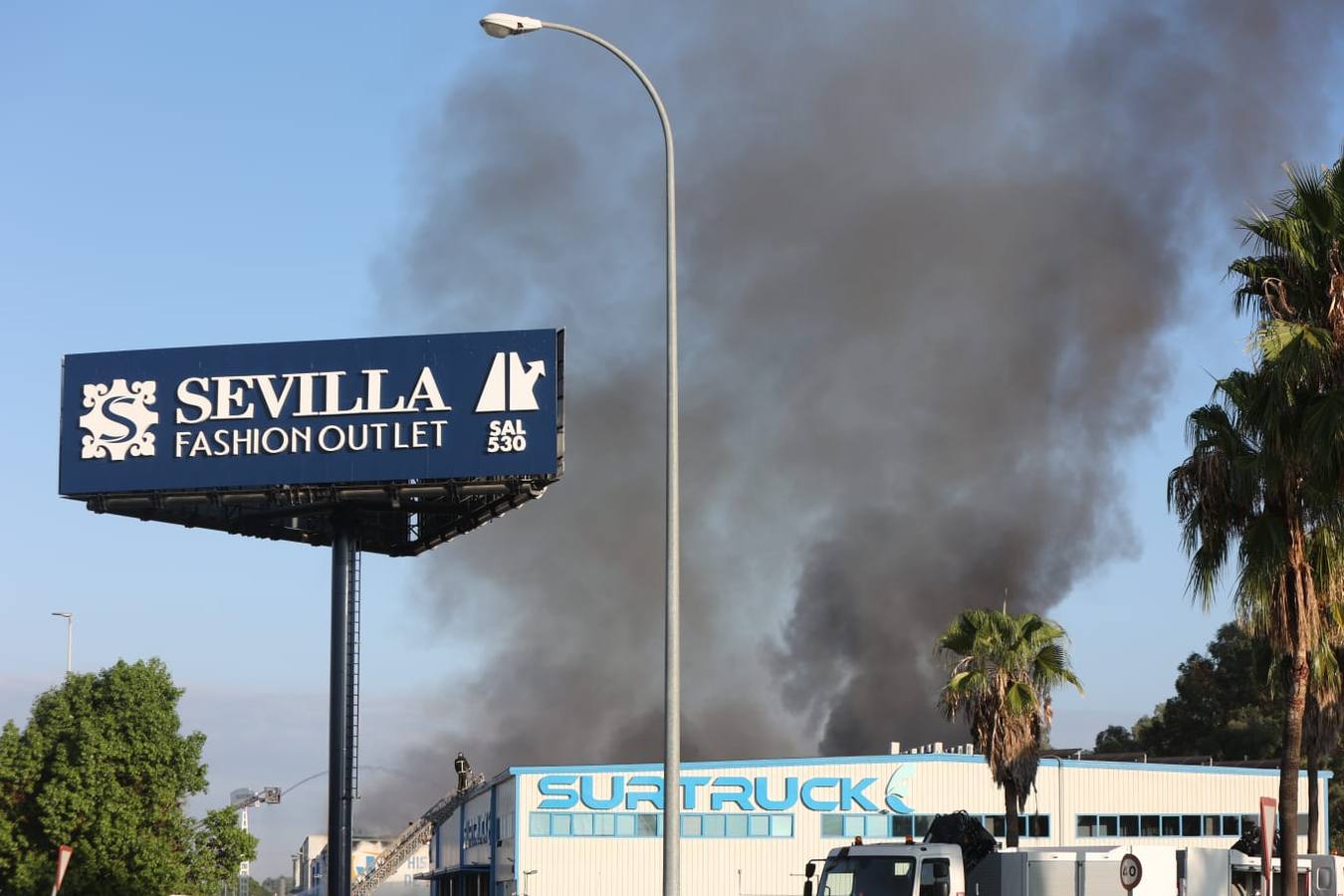 Incendio en una fábrica de pinturas ubicada en el polígono industrial Los Espartales, cerca del aeropuerto