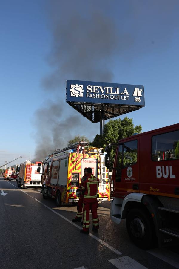 Incendio en una fábrica de pinturas ubicada en el polígono industrial Los Espartales, cerca del aeropuerto