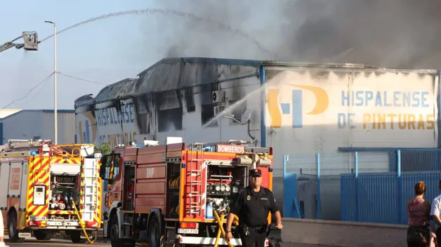 Controlado y sin heridos el incendio de la nave de pinturas junto al aeropuerto de Sevilla con ocho parques de bomberos movilizados