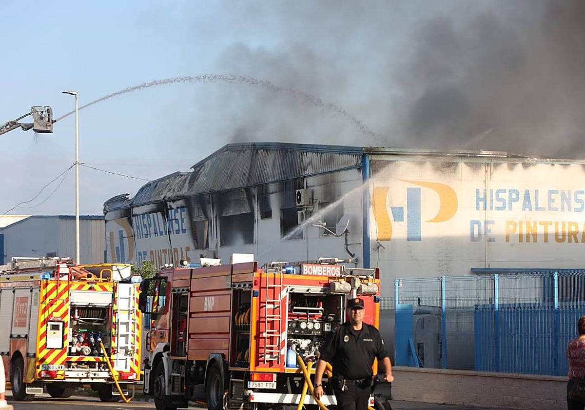 Incendio en una fábrica de pinturas ubicada en el polígono industrial Los Espartales, cerca del aeropuerto