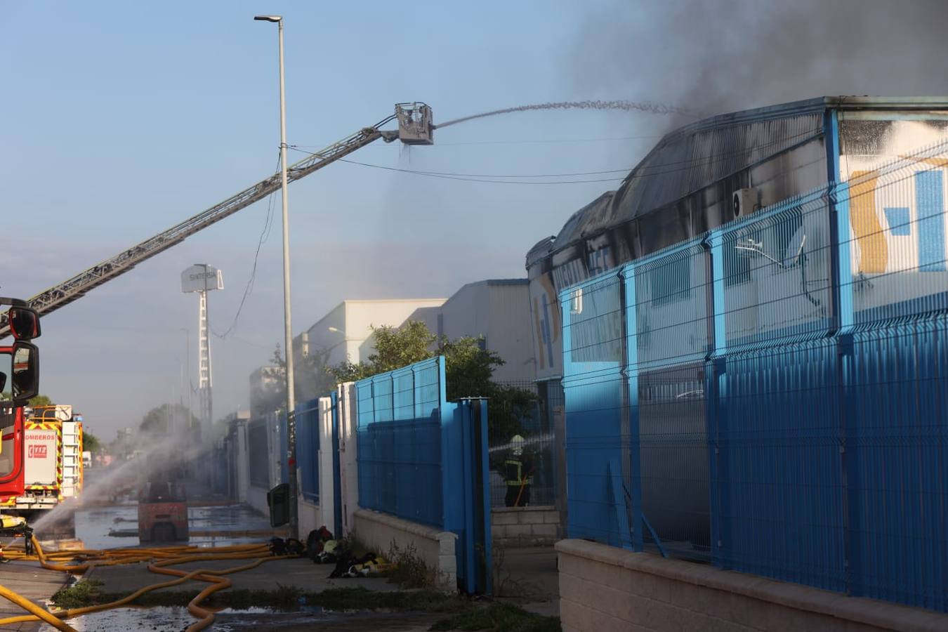 Incendio en una fábrica de pinturas ubicada en el polígono industrial Los Espartales, cerca del aeropuerto