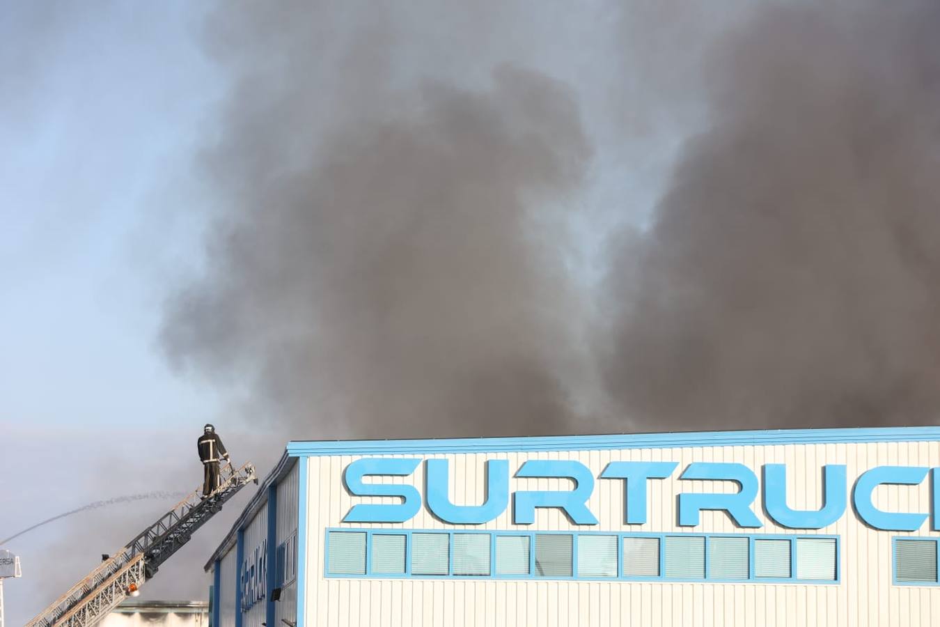 Incendio en una fábrica de pinturas ubicada en el polígono industrial Los Espartales, cerca del aeropuerto