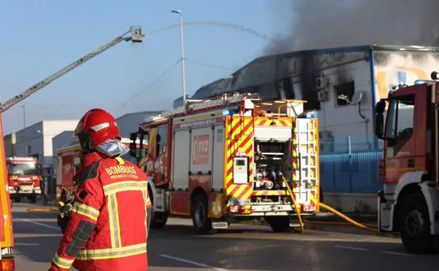Controlado y sin heridos el incendio de la nave de pinturas junto al aeropuerto de Sevilla con ocho parques de bomberos movilizados