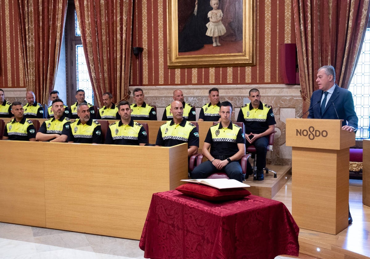 El alcalde Sanz junto a agentes de la Policía Local de Sevilla