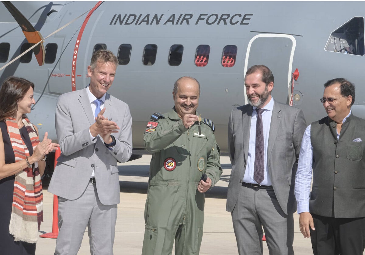 Vivek Ram Chaudhari, jefe de las Fuerzas Aéreas de India, recibe la llave del primer avión C295, de los 56 pedidos a Airbus Defence and Space