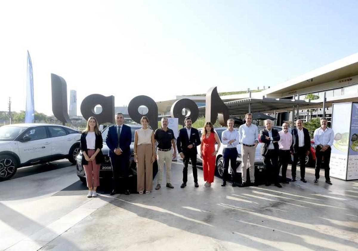 Los representantes de las marcas participantes en Ecomueve 2023 posan en el centro comercial Lagoh