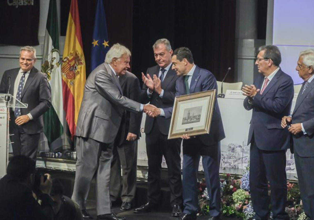 El presidente de la Junta de Andalucía, Juanma Moreno saluda a Felipe González en la entrega del galardón