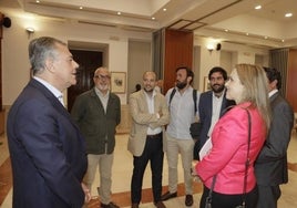 Vox le aprieta las tuercas a José Luis Sanz para entrar en el Gobierno del Ayuntamiento de Sevilla «en su justa medida»