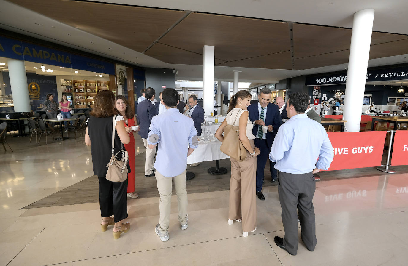 Desayuno en Confitería La Campana