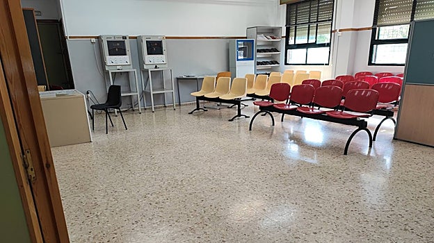 Las oficinas de los distritos se han vaciado de usuarios que no pueden realizar sus trámites