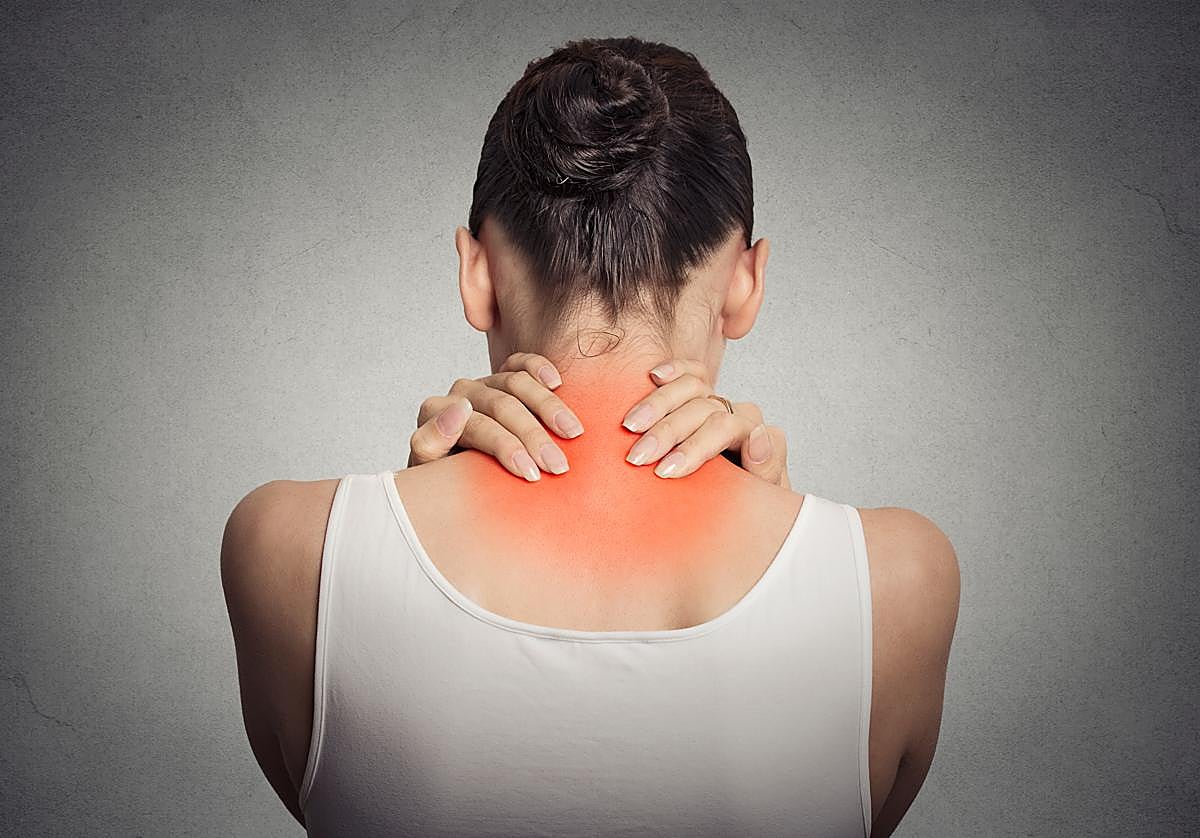 Una joven padeciendo dolor