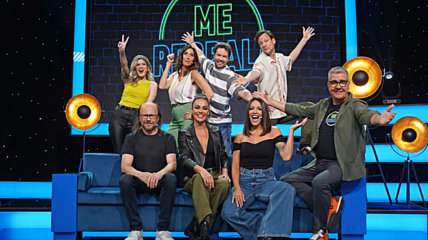 Juan Dávila, junto a otros concursantes del programa 'Me resbala' y su presentadora, Lara Álvarez