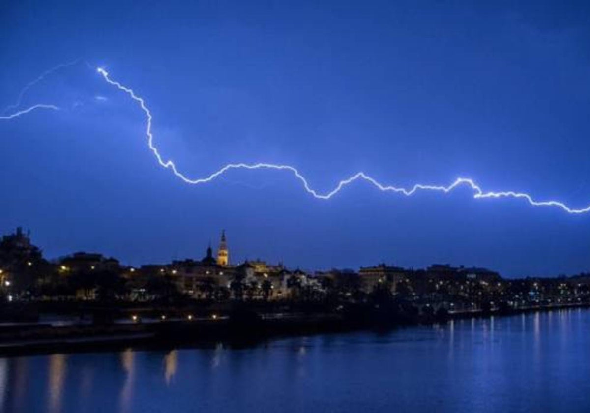 Un rayo cae sobre Sevilla, en una imagen de archivo