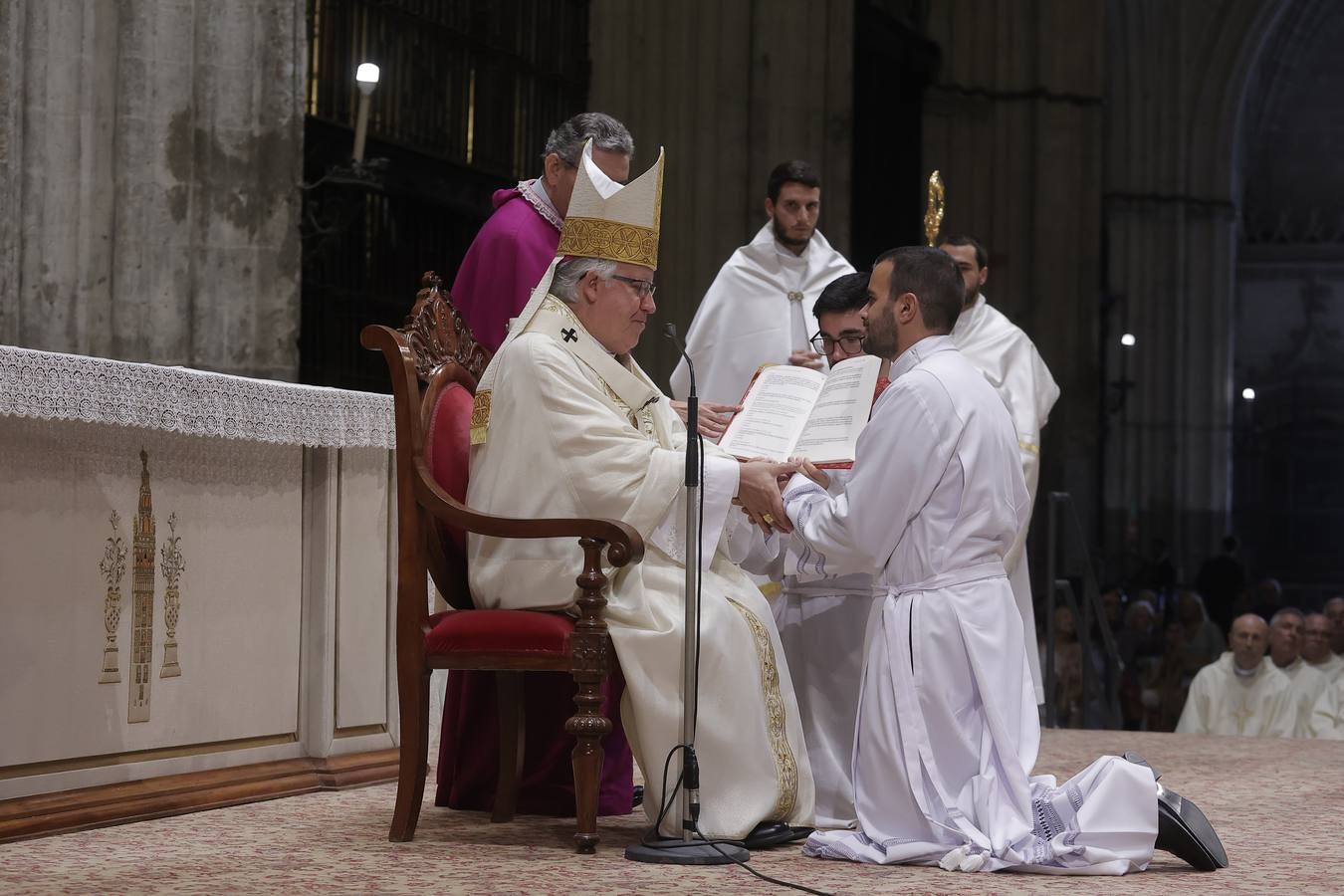 Liturgia de ordenación de nuevos sacerdotes en la Catedral