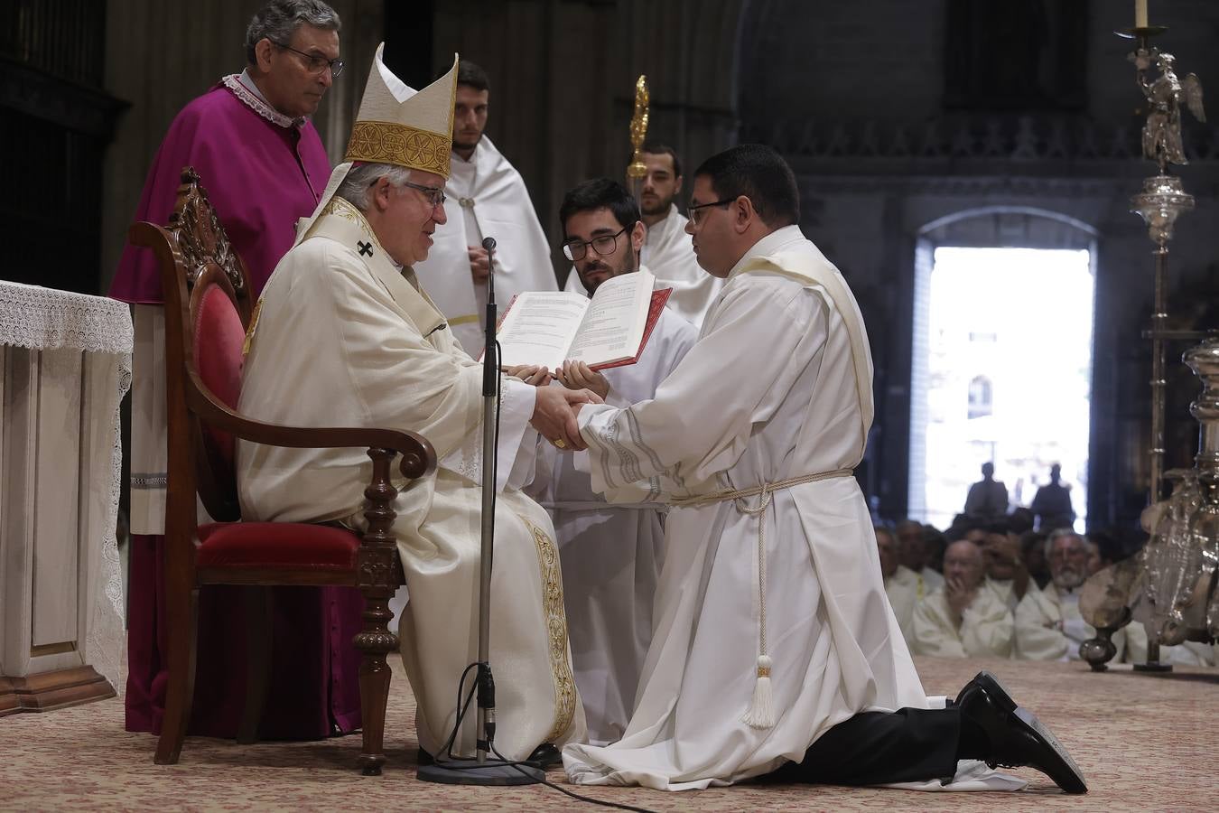 Liturgia de ordenación de nuevos sacerdotes en la Catedral