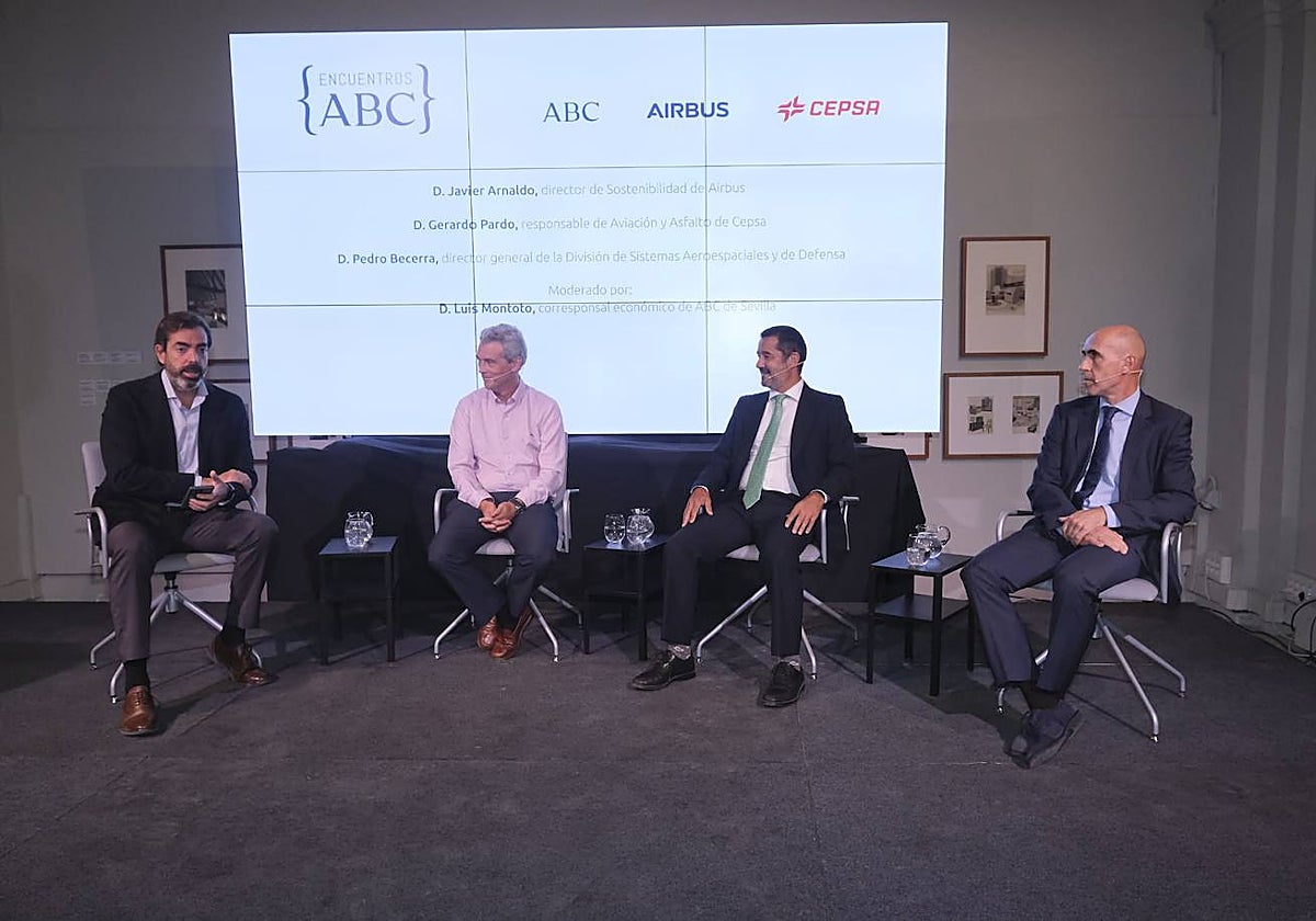 Luis Montoto, Javier Arnaldo (Airbus); Gerardo Pardo (Cepsa) y Pedro Becerra (Aertec) en el Encuentro de ABC 'Volar sin emisiones'