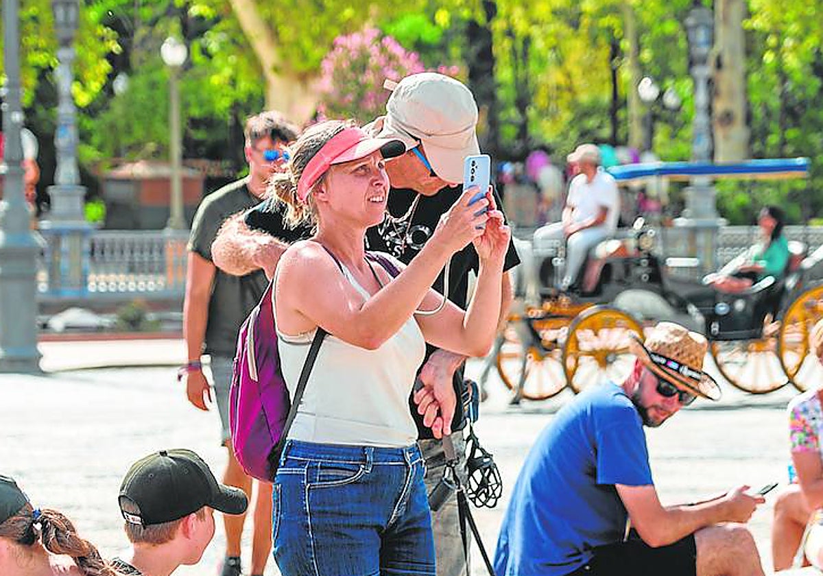 Varios turistas, en el Centro de Sevilla