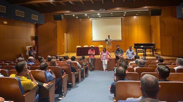 Un momento de las reunión con los agricultores celebrada este lunes