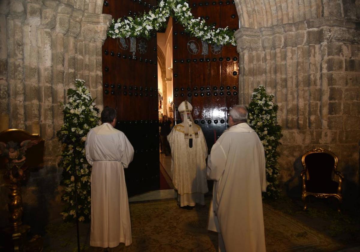El arzobispo de Sevilla abriendo la Puerta Santa en San Julián