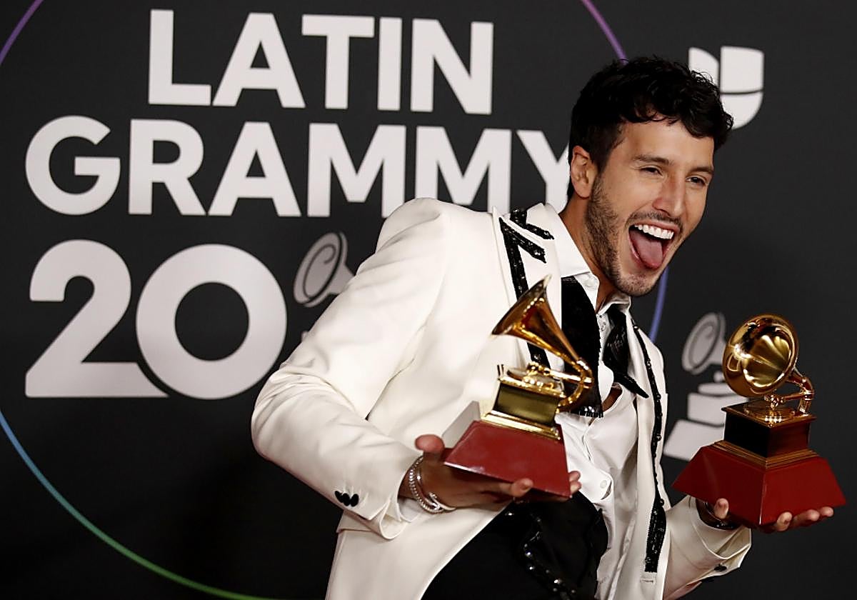 Sebatián Yatra posando durante los Grammy Latinos 2022