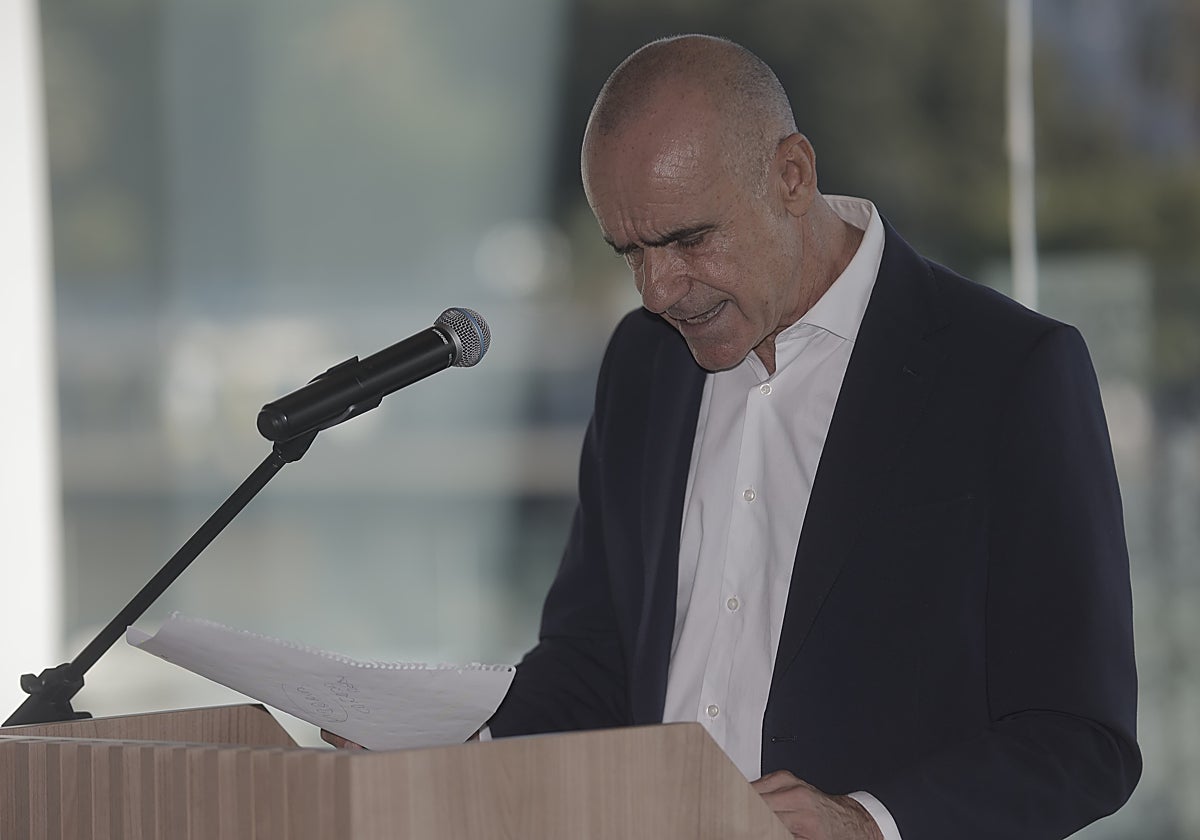 El portavoz del PSOE en el Ayuntamiento, Antonio Muñoz, en la rueda de prensa celebrada en Abades