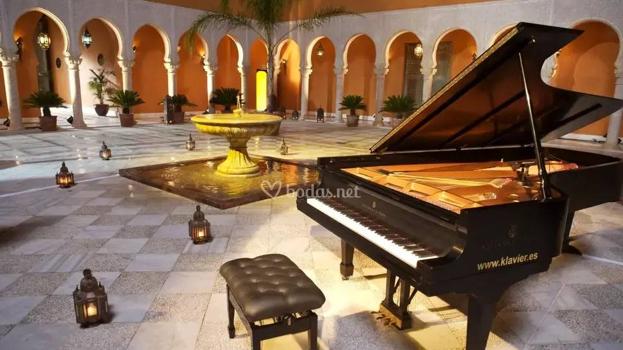 El piano pone la elegante nota musical a la velada