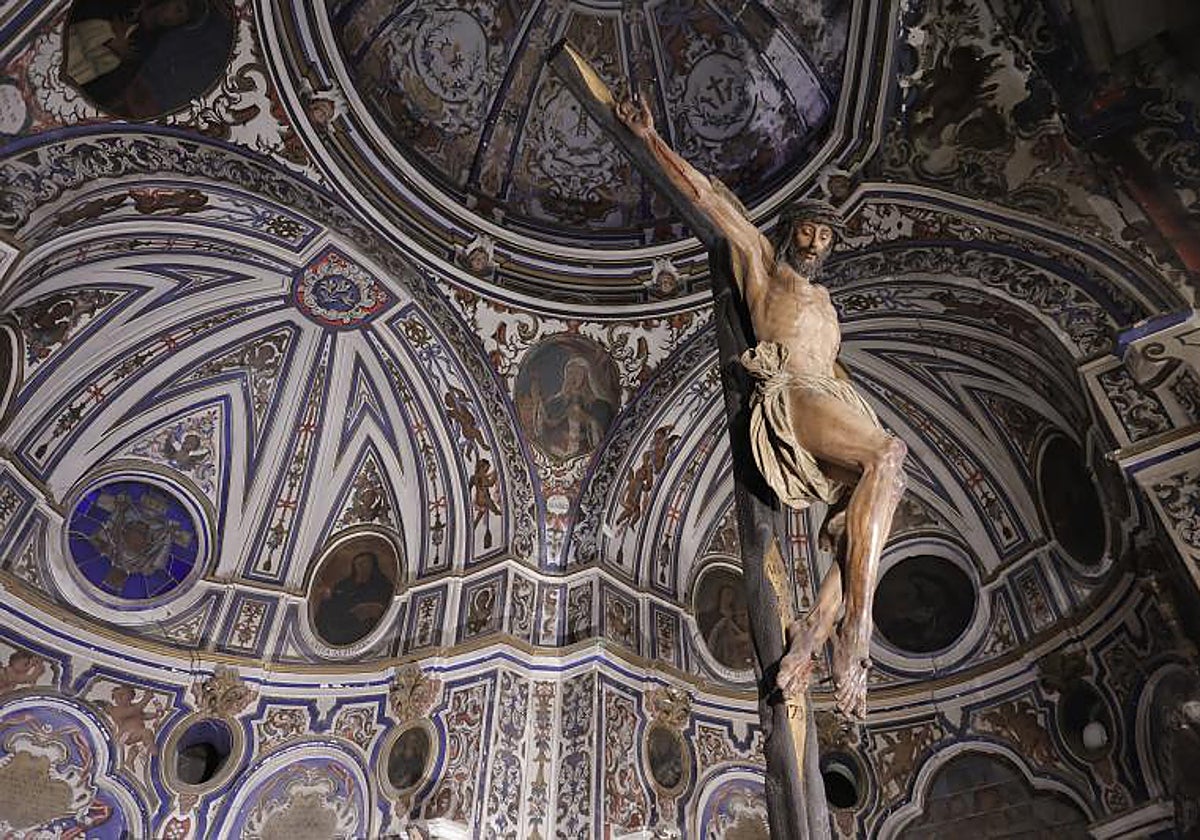 El Cristo del Perdón, una copia del siglo XVIII del crucificado de la Clemencia de Juan Martínez Montañés, en el camarín barroco del altar mayor