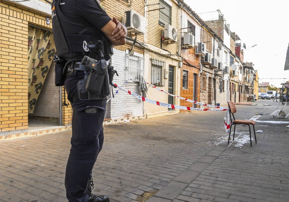 Un agente de la Policía Nacional vigila la zona donde se produjo un tiroteo en la noche de este miércoles en Torreblanca