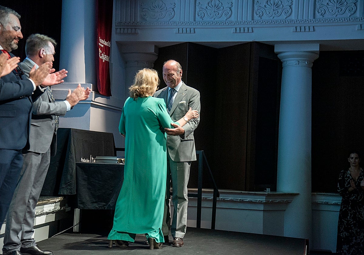 Ignacio Soro, hermano mayor del Gran Poder, recogiendo la medalla