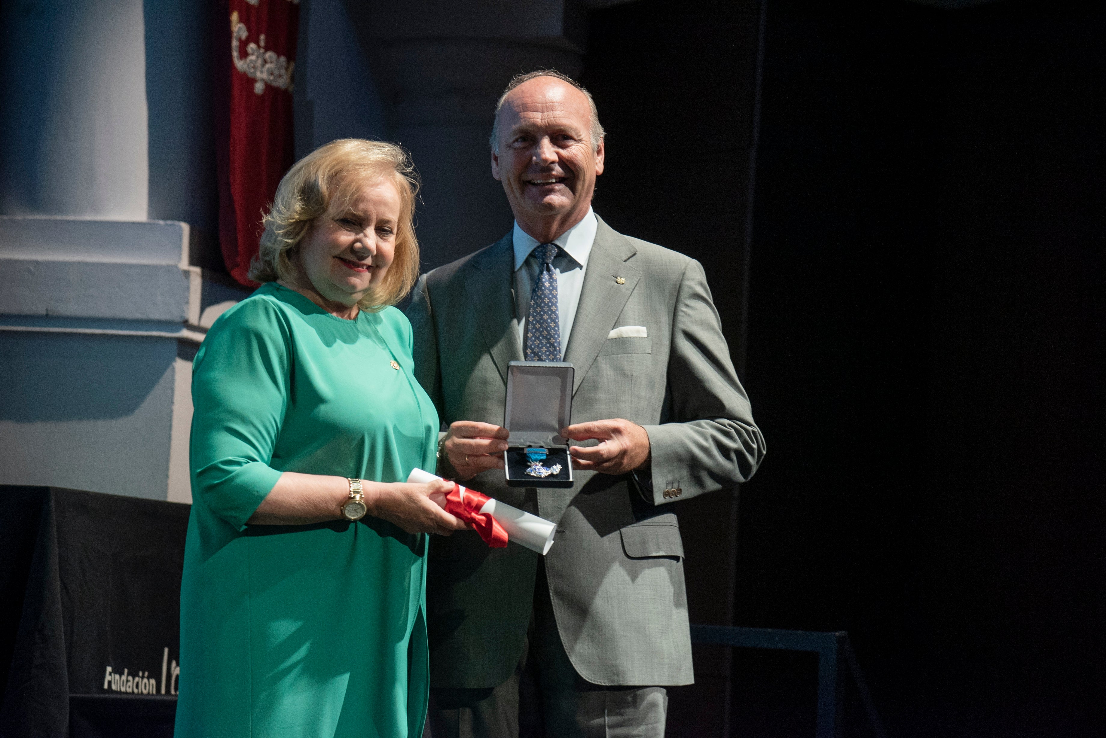 Entrega medalla mérito social penitenciario al Gran Poder